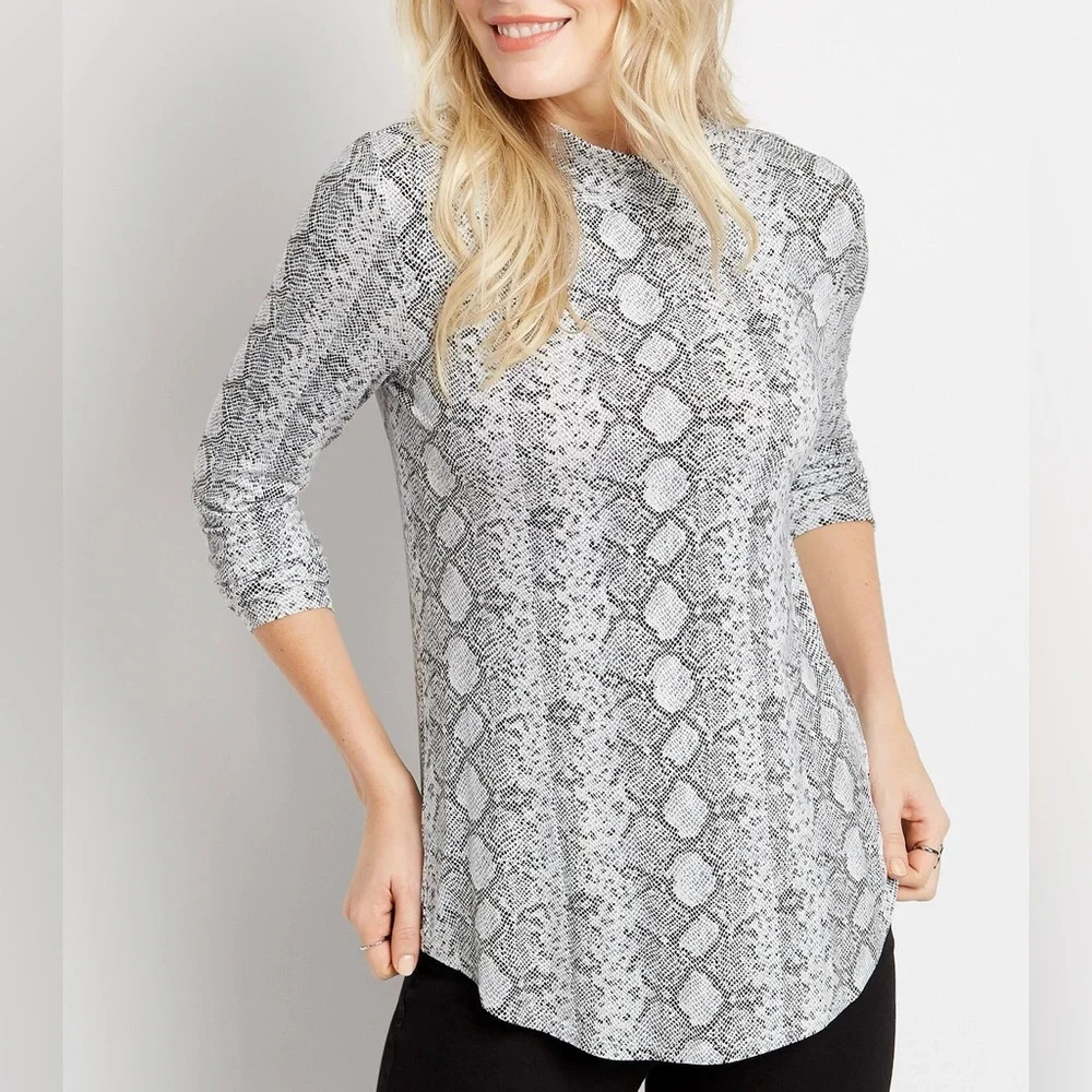 Maurices 24/7 Snakeskin Mock Neck Tee White & Gray Long Sleeve Medium Women’s